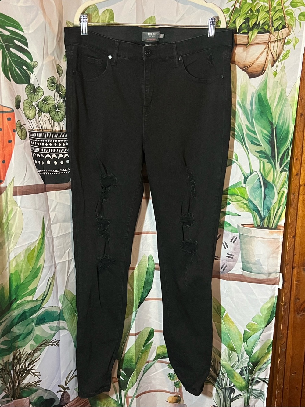TORRID SIZE 16 Tall  Distressed Bomshell Skinny Jeans in Black❤️🙌